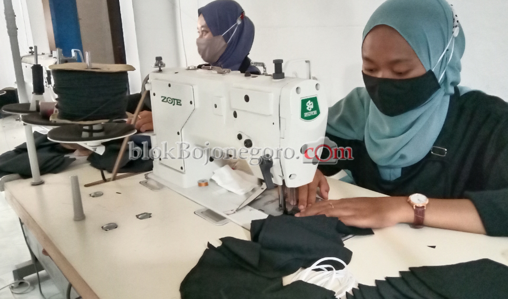 Karyawan Ini Ditekankan Pakai Masker dan Jaga Jarak Saat Bekerja