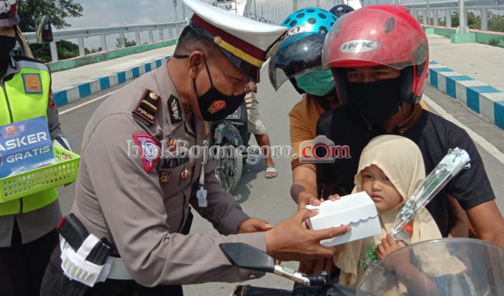 Momentum Sumpah Pemuda, Satlantas Gandeng FKOB Bagikan Masker