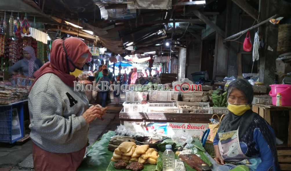 Pedagang Sayur di Pasar, Patuh Protokol Kesehatan