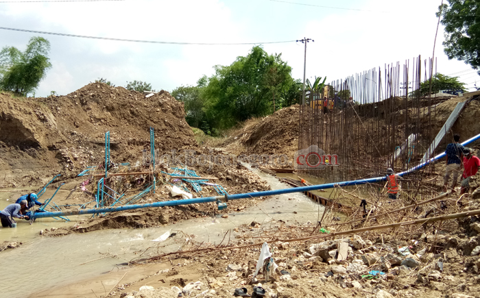 Sungai Mengkuris Meluap Terjang Pembangunan Jembatan dan Putus Saluran PDAM