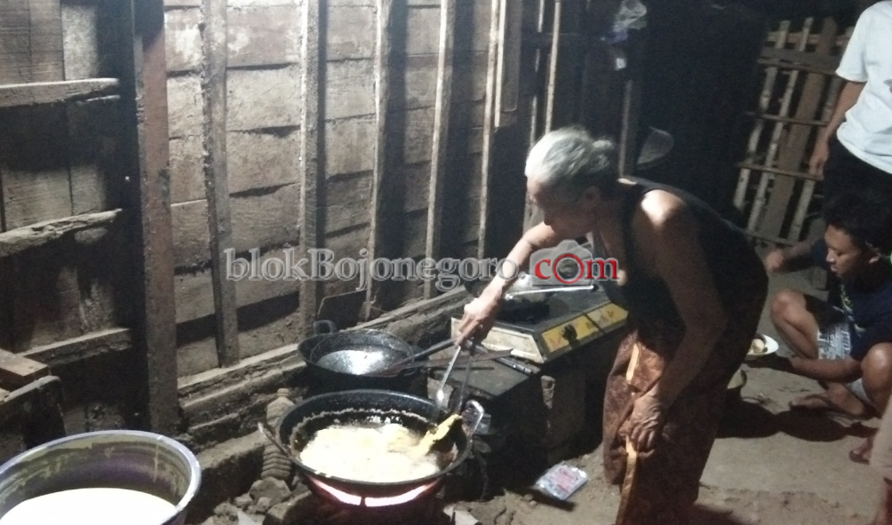 Mbah Sani Penjual Lontong Legendaris di Gayam