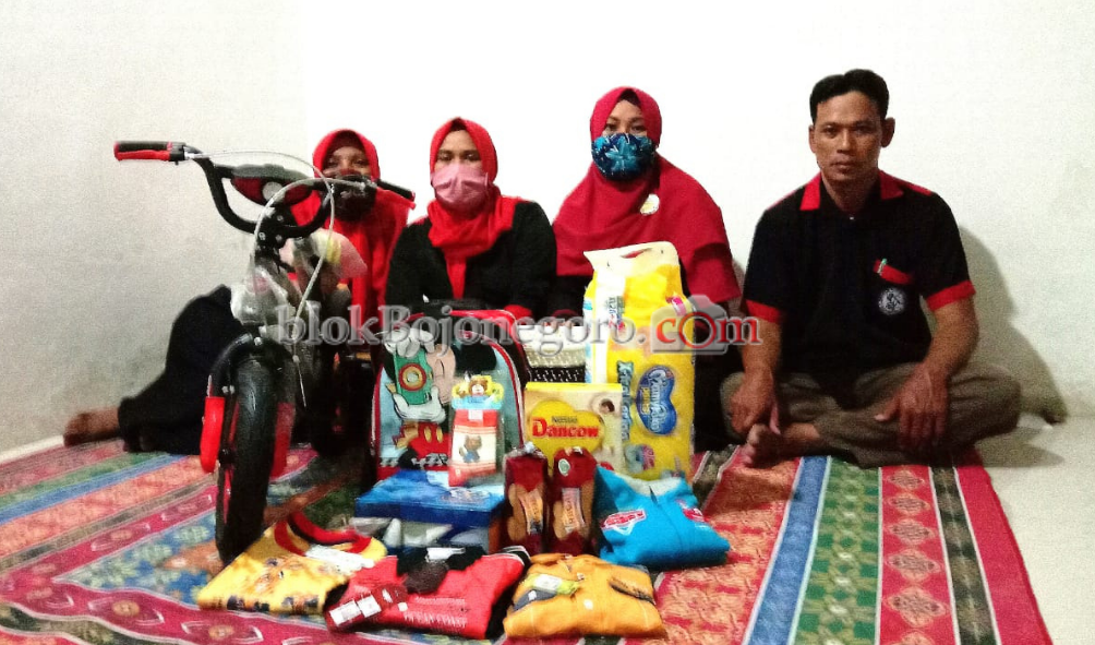 PKDB Serahkan Bantuan Sepeda dan Uang