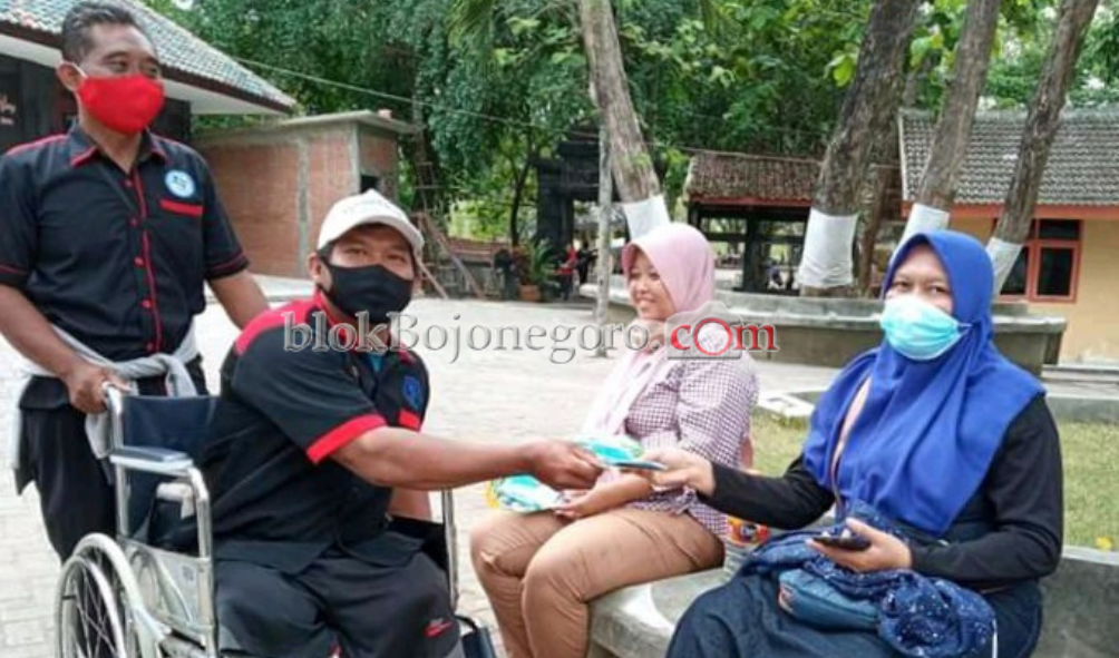 Sosialisasikan Prokes di Tempat Wisata, PDKB Bagi-bagi Masker