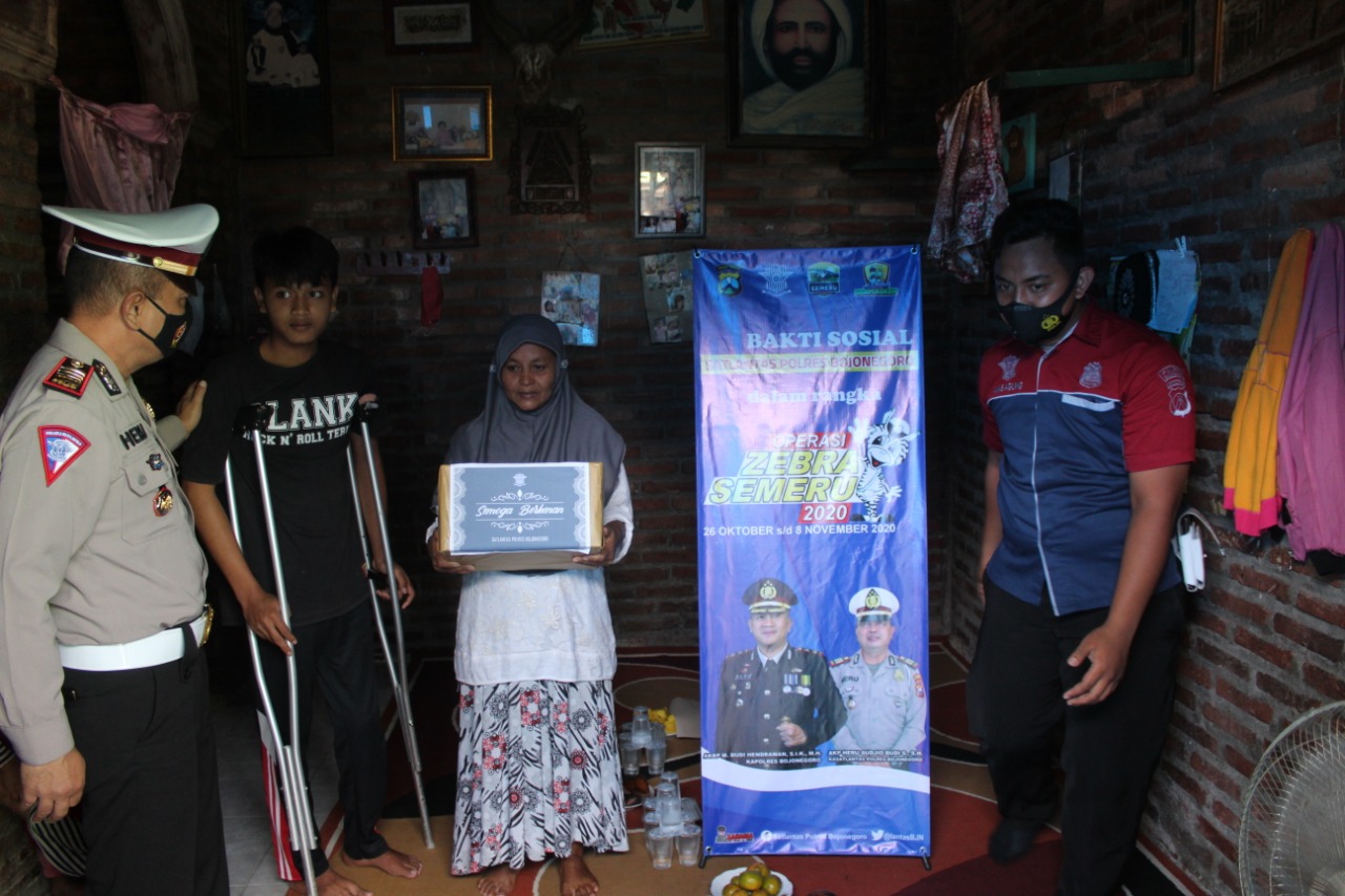 Hari Kedelapan Operasi Zebra Semeru, Polres Kunjungi Korban Kecelakaan