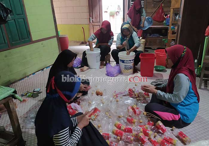 Geliat Ekonomi di Tengah Pandemi, Ibu-ibu Fatayat Tambakrejo Membuat Sabun
