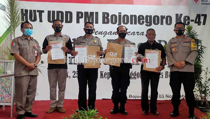 Ikhlas Donor Darah, Belasan Personil Polres Bojonegoro Terima Penghargaan dari PMI