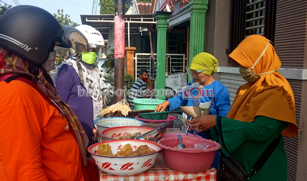 Jual Lontong Kikil, Mak Sih Terapkan Prokes