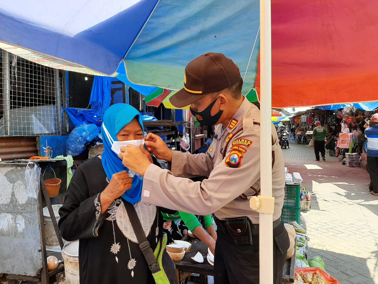 Gandeng Pemdes dan Puskesmas, Polsek Sumberrejo Beri Masker ke Pengunjung Pasar