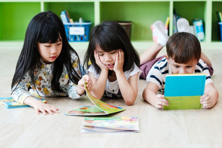 Buku Cetak Vs E-Book, Mana yang Paling Baik untuk Anak?