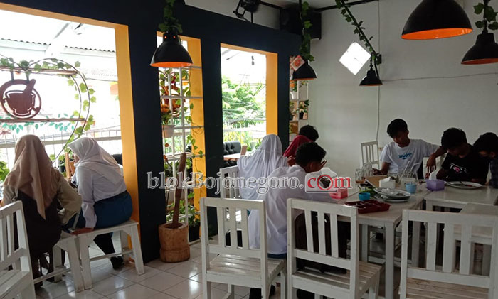 Sempat Pindah-pindah Tempat, Geprek ini Kebanjiran Pelanggan Setiap Hari