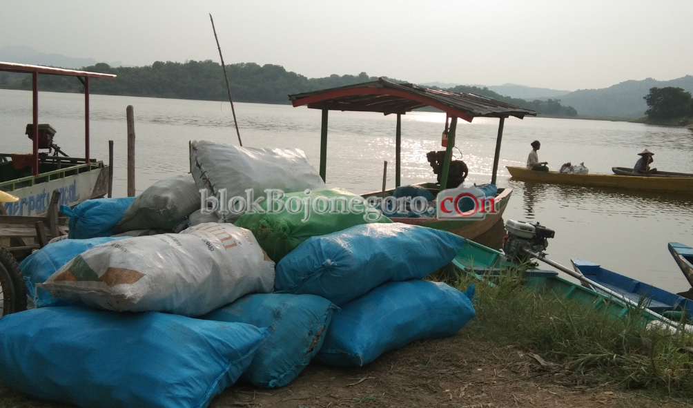 Petani Tretes Angkut Hasil Panen dengan Perahu Seberangi Waduk