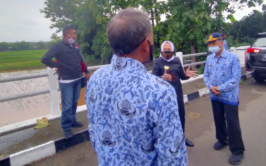 Mencari Penyebab dan Solusi Banjir Tahunan di Dander,  Bupati Anna Kunjungi Lokasi