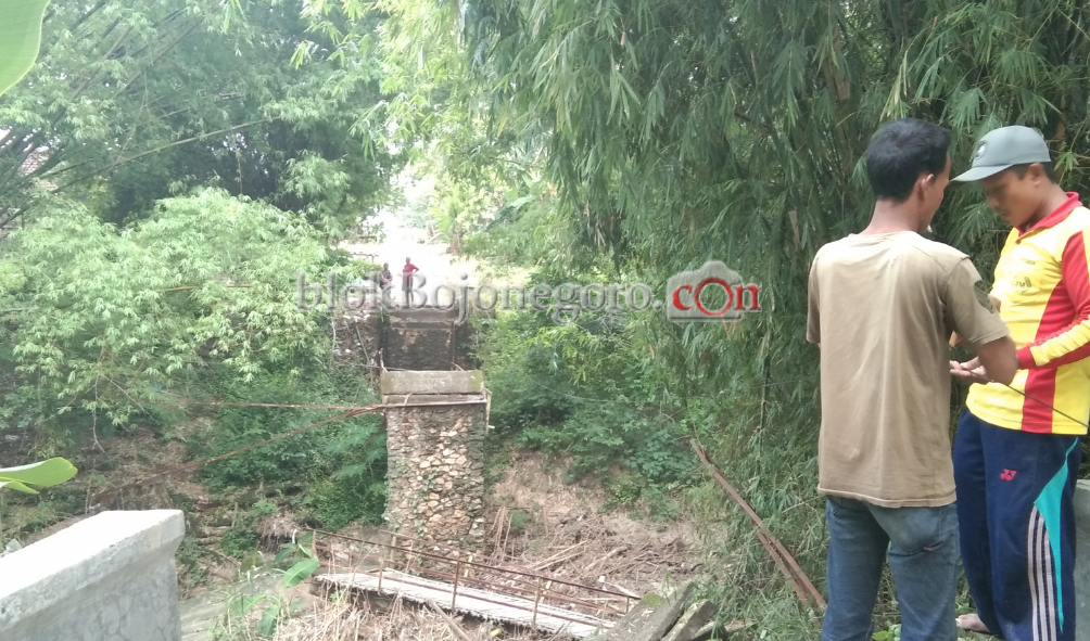 Diterjang Banjir, Jembatan Di Kuniran Ambruk