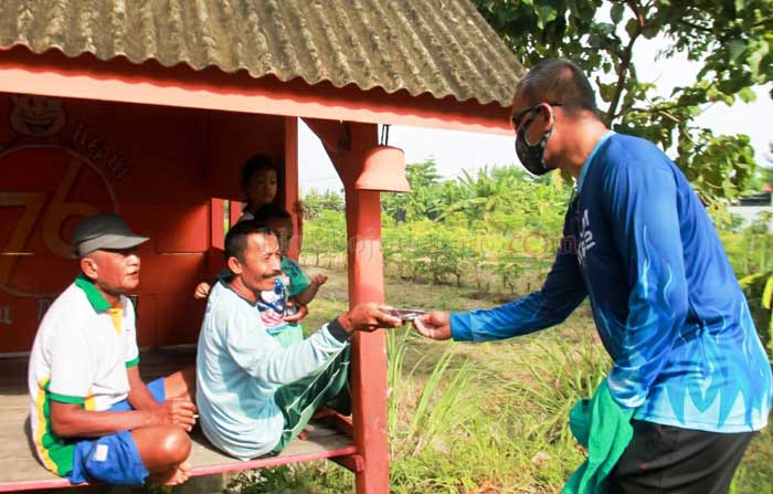 Cegah Covid-19, Korem 082/CPYJ Edukasi dan Bagi Masker Kepada Masyarakat
