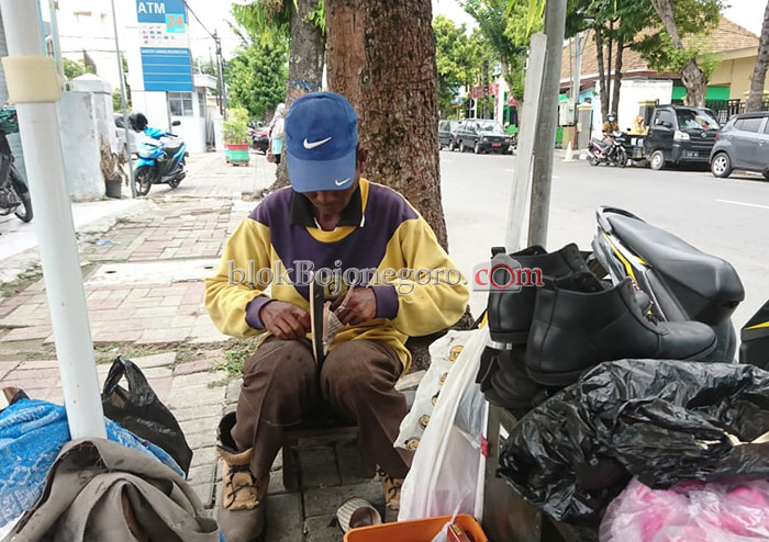 Tukang Sol Sepatu, Semangat Bekerja Demi Pendidikan Anaknya Hingga Sarjana