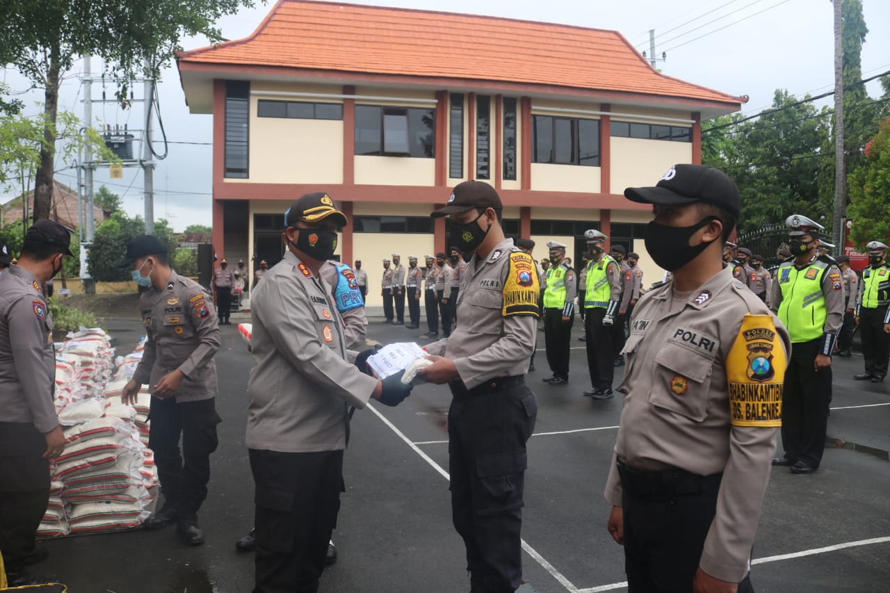 Polres Bojonegoro Salurkan Beras kepada Warga Terdampak Covid-19