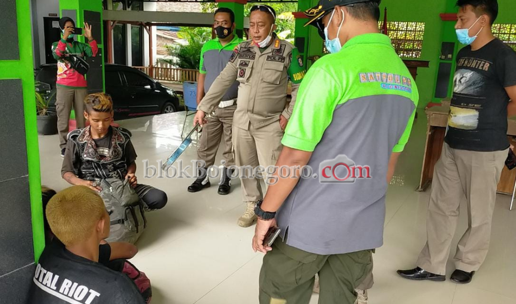 Satpol PP Amankan 7 Anak Punk di Perempatan Sumberejo