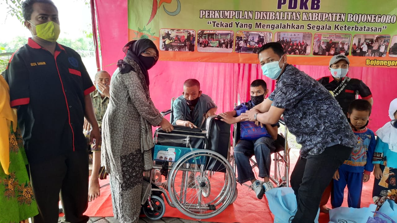 YKPN Donasikan Kursi Roda dan Sembako ke PDKB