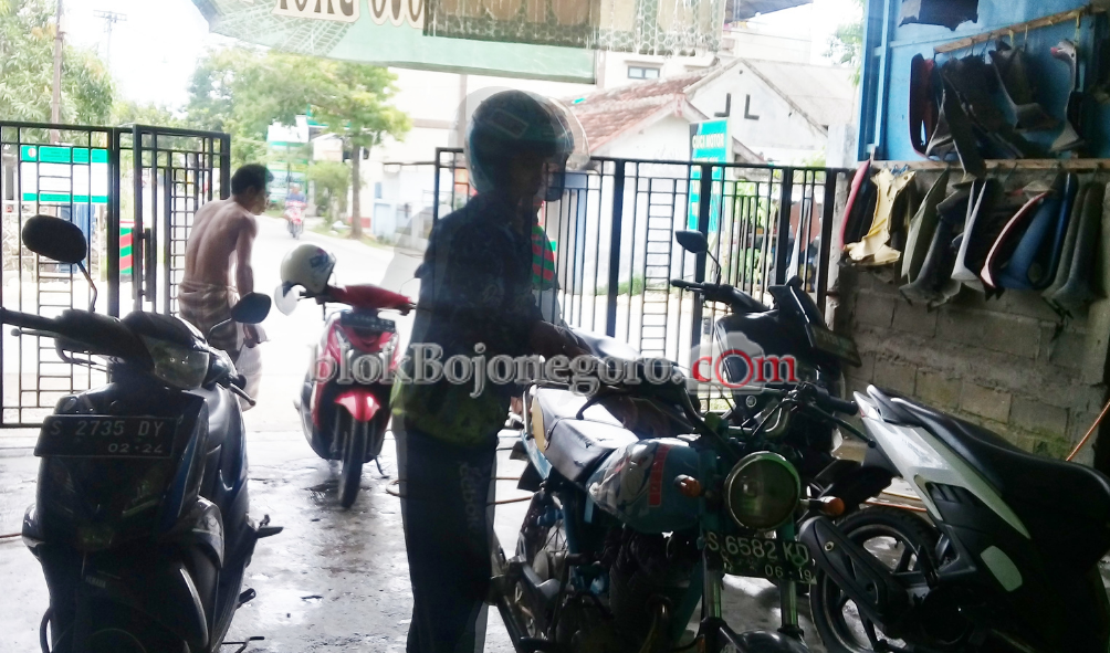 Musim Hujan, Bisnis Cuci Kendaraan Ramai Pelanggan
