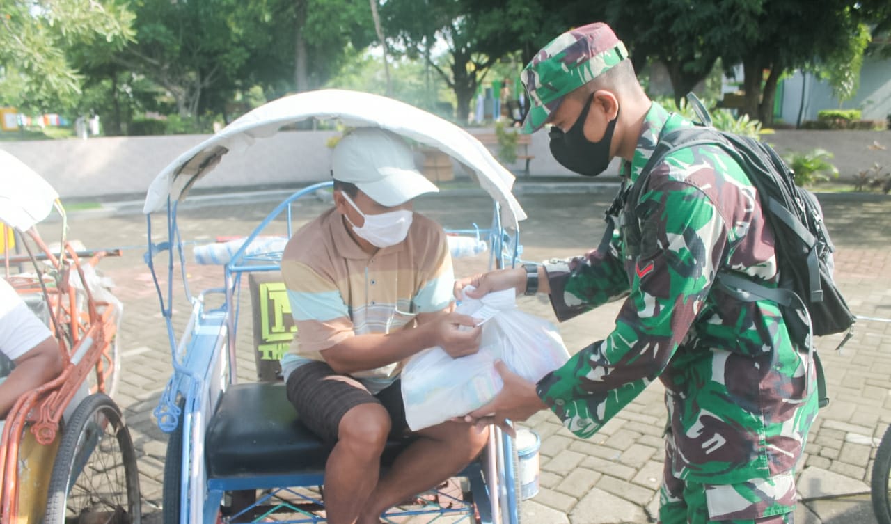 Peringati Hari Juang TNI AD dan HUT Kodam V Brawijaya, Kodim Bagikan Paket Sembako
