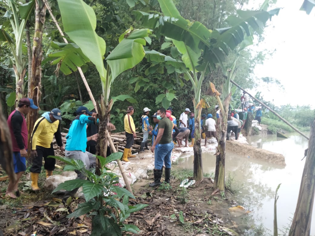 Tanggul Desa Piyak Ambles, Warga Tambal dengan 1000 Karung Tanah