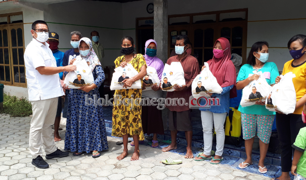 Pandemi Covid Belum Usai, Wihadi Bantu Sembako Warga Bojonegoro-Tuban