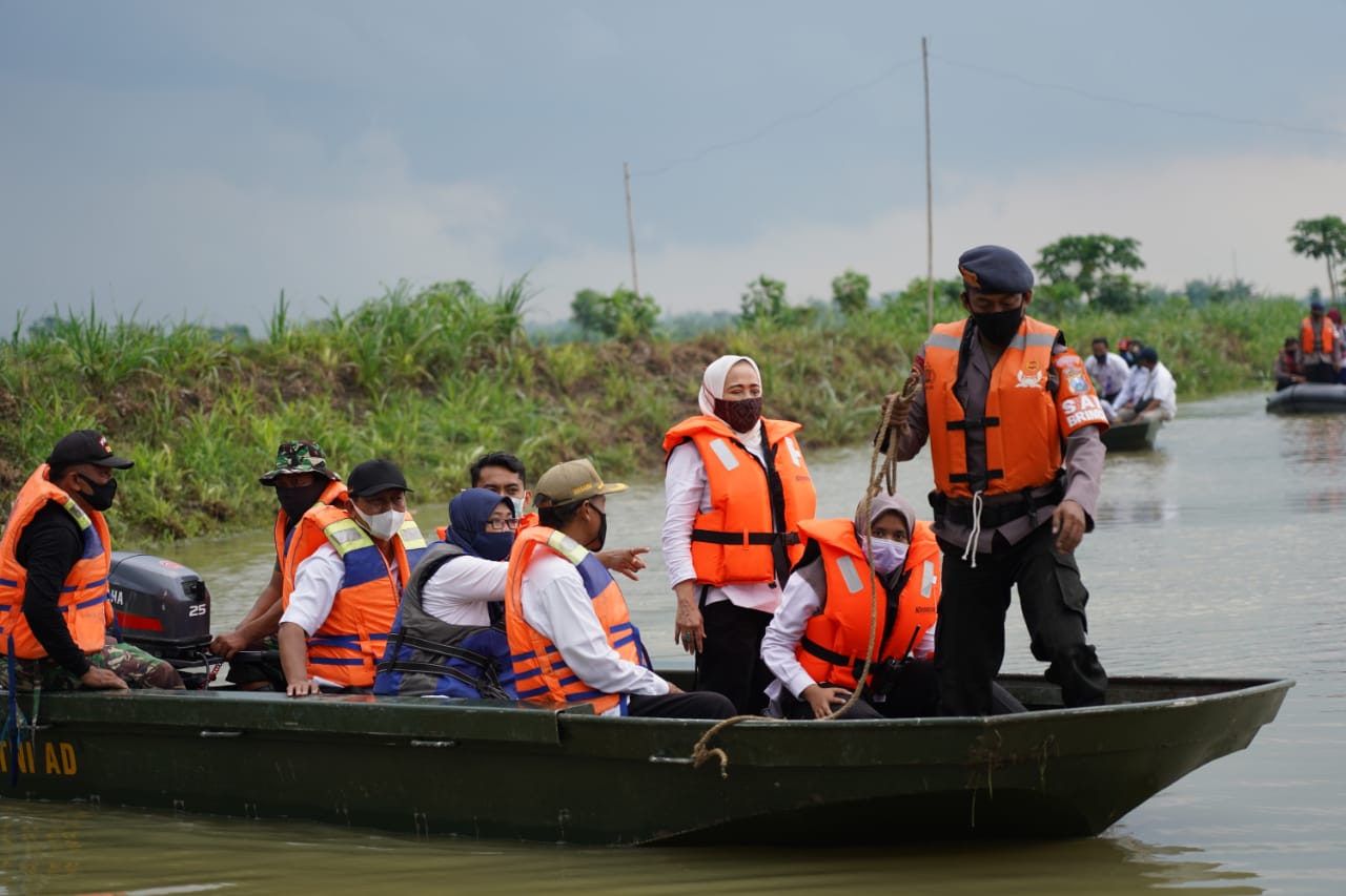 Bupati Anna Tinjau Kali Ingas Gunakan Perahu Motor