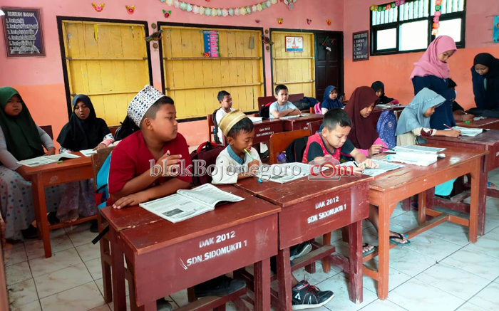 Mahasiswa UTM Dampingi Belajar Anak di Dusun Terpencil