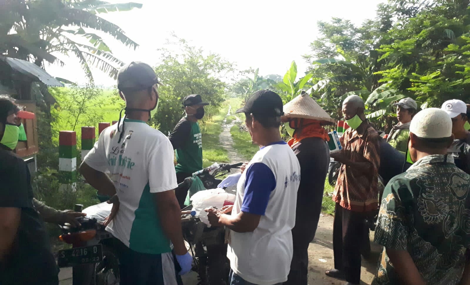 Disperta Beri Poktan Kalianyar Obat Pembasmi Tikus