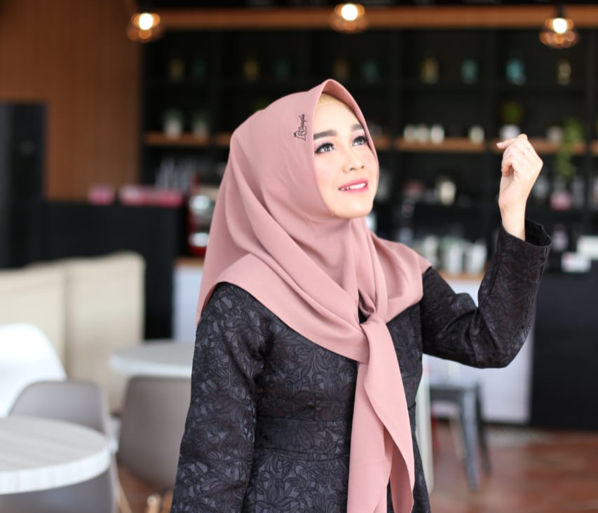Hobi Fotoshoot, Sales Cantik Asal Malo ini Juga Endorse Berbagai Produk