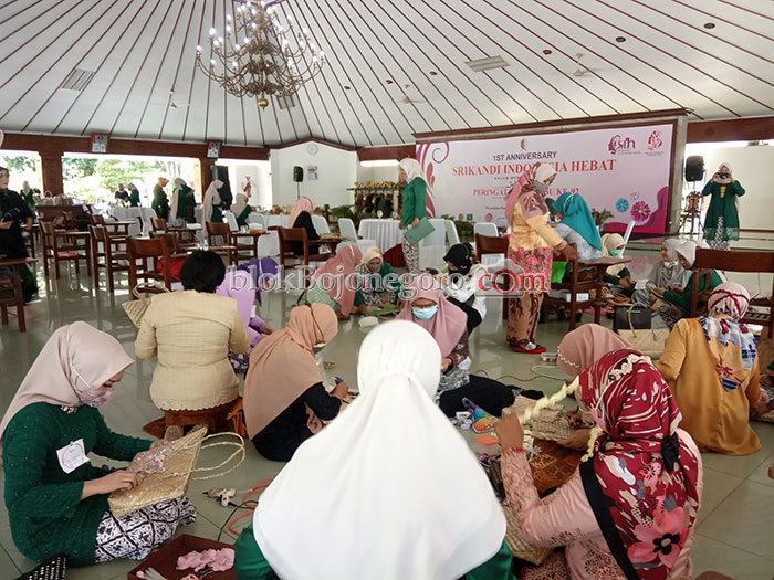 Berkebaya dan Bermasker Srikandi Wanita Hebat Ikuti Lomba Menghias Tas Anyaman