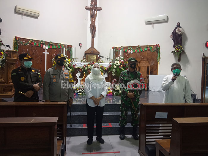 Malam Natal, Bupati Anna Sidak di Pos Pengamanan