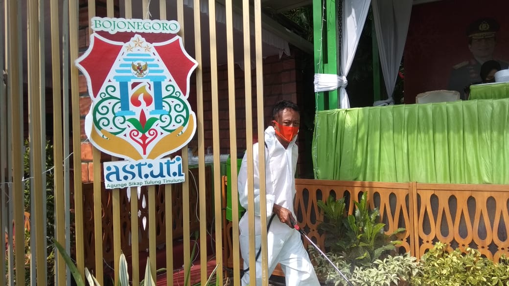 Tekan Penyebaran Covid-19, BPBD Melakukan Penyemprotan Disinfektan