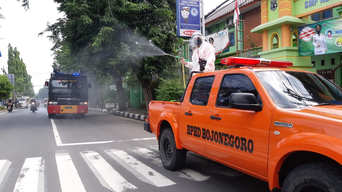 BPBD Lakukan Penyemprotan Disinfektan Hingga Bagi Masker