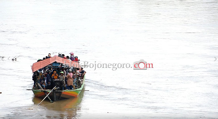 Sebelum Jembatan Dibuka, Warga Menyebrang dengan Perahu
