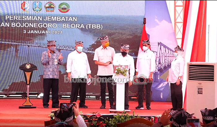 Mensesneg Pratikno Meresmikan Jembatan TBB