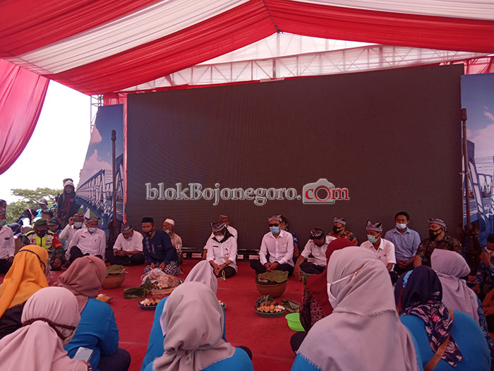 Usai Diresmikan, Warga Syukuran di Jembatan