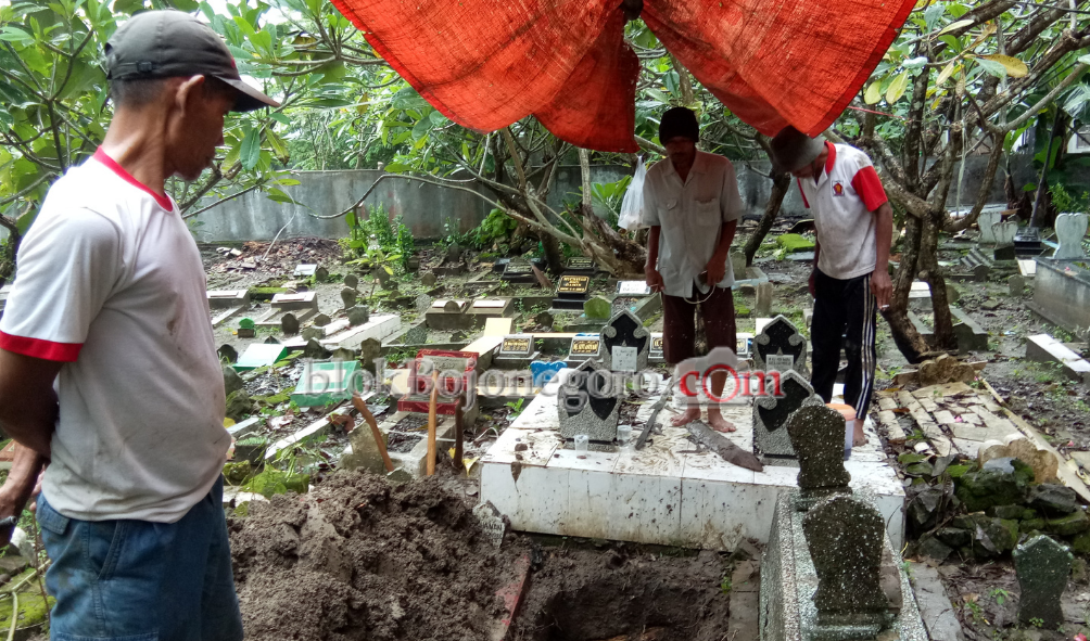 Gali Makam, Warga Kauman Temukan Jazad masih Utuh