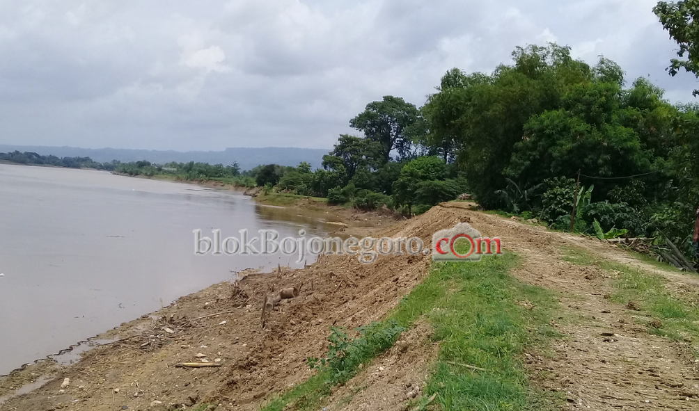 Usai Retak, Tanggul Desa Kanor Mulai Diperbaiki