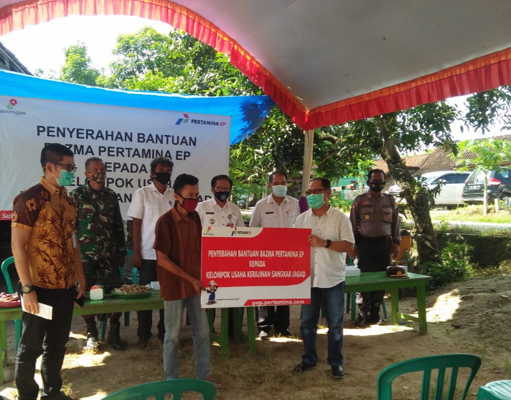 Pertamina EP Asset 4 Cepu Field Serahkan Bantuan Bazma Kepada Kelompok Perajin Sangkar Malo