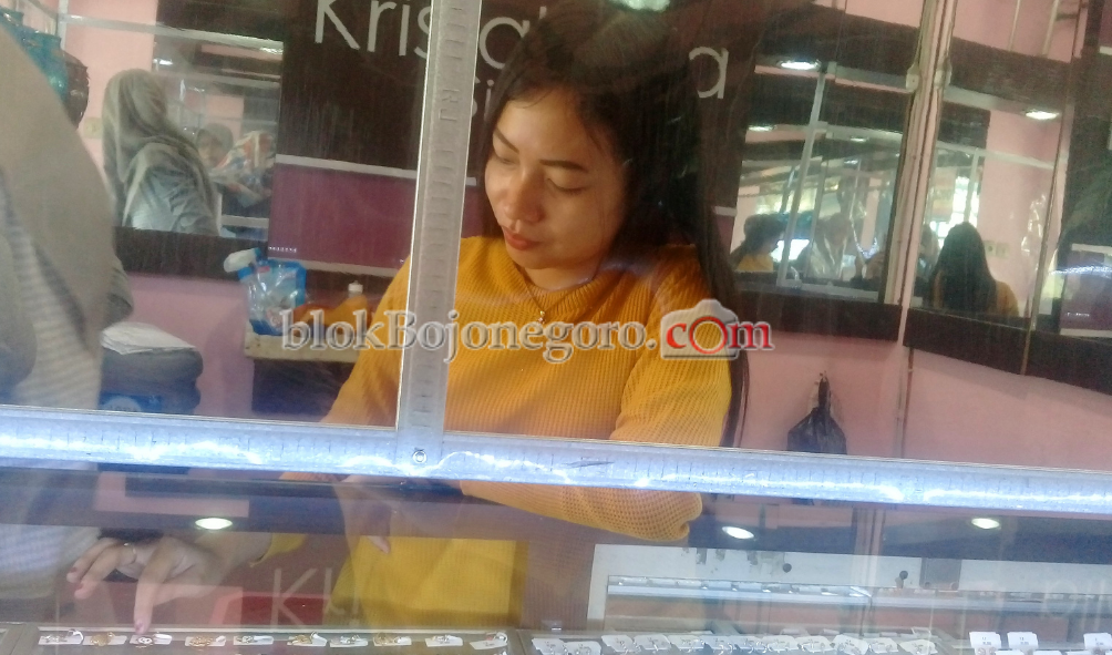 Turun Rp3.000 di Akhir Pekan, Harga Emas Dibanderol Rp940.000