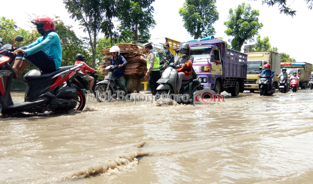 Akibat Air Kiriman, Jalan Nasional Bojonegoro-Babat Terendam Sampai 30 Cm
