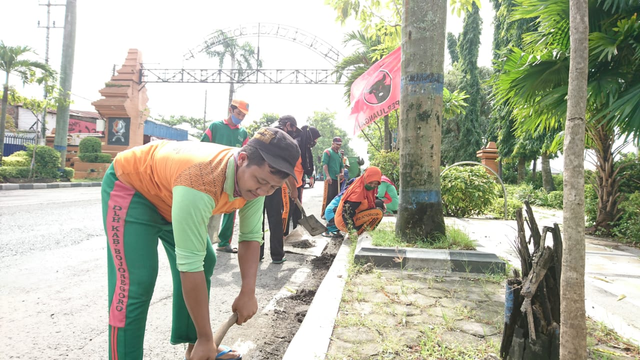 Agar Banjir Tidak Melebar ke Jalan Raya, Petugas Membuat Saluran