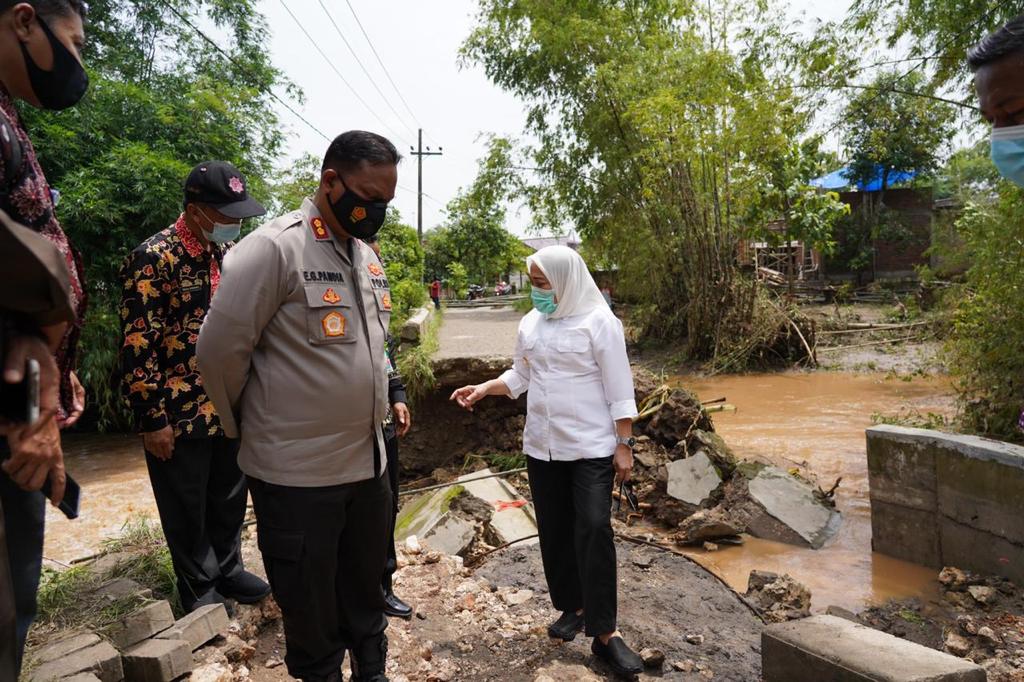 Bupati Anna Meninjau Jembatan Putus Pasca Banjir