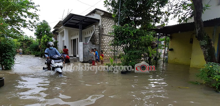 Nekat Menerobos Banjir