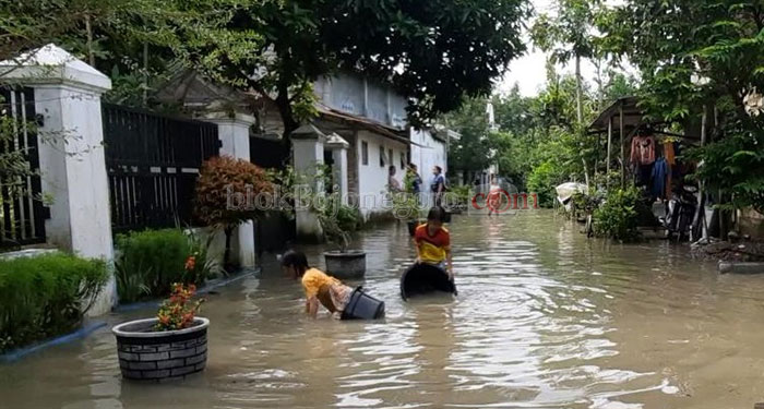 Banjir Jadi Tempat Bermain