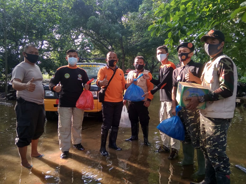 Relawan Nasi Bagikan Nasi untuk Korban Banjir