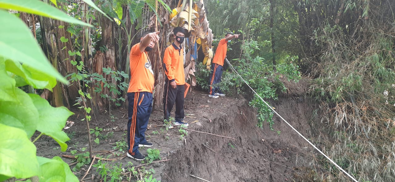 Hujan Terus, Tanah di Desa Semanding Longsor