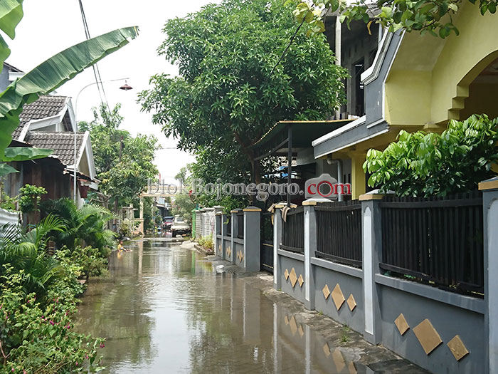 Banjir Mulai Surut, Warga Sibuk Bersihkan Rumah