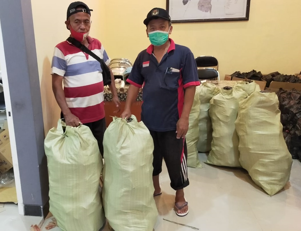 Pemdes Kalianyar Bagikan Bantuan Kepada Warga Terdampak Banjir